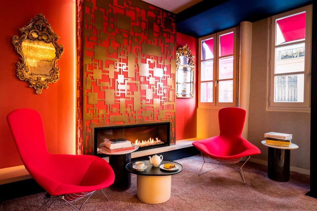 Guest reviews highlight Hôtel de Lille as a Parisian gem, praised for its exquisite charm, attentive service, and prime location.