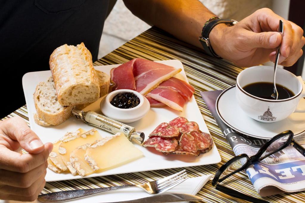 A number of luxurious facilities are available at Hôtel des Grands Hommes, such as a welcoming lounge, a free breakfast, and attentive concierge service.