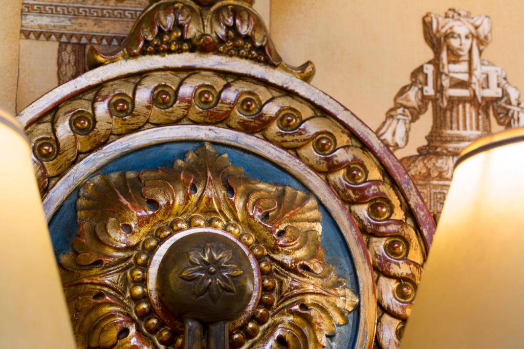 Reviews left by previous visitors to the Hôtel des Grands Hommes provide insightful information about its superb service, sophisticated atmosphere, and great location close to well-known Parisian sites.