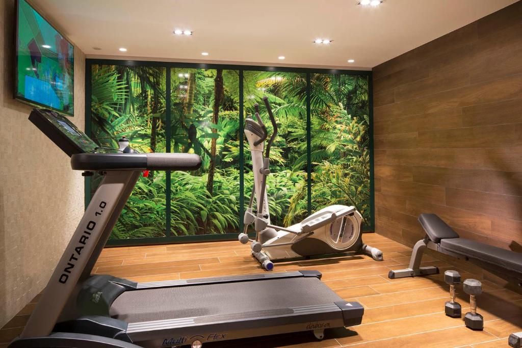 In order to improve visitors' comfort and convenience, Hôtel Eden Paris Porte de Versailles provides a number of services, such as a well-stocked fitness center, a chic on-site restaurant serving mouthwatering food, and free high-speed Wi-Fi all across the property.