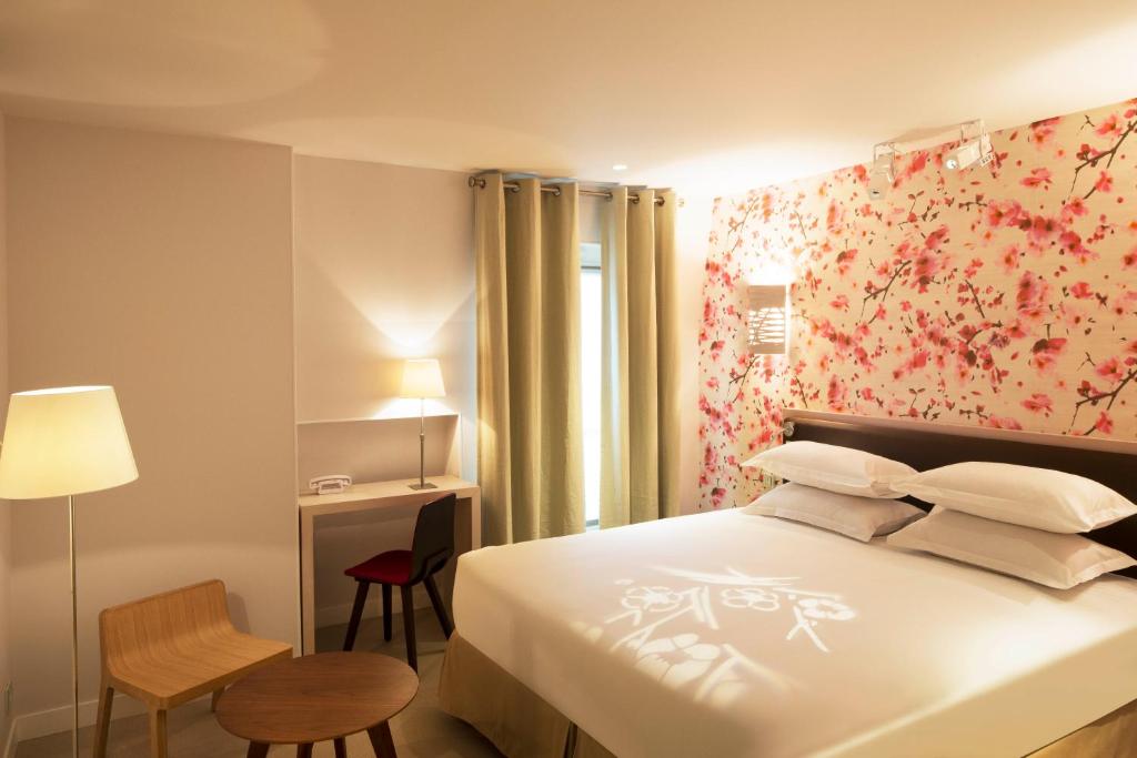 The contemporary facilities in the rooms of Hôtel Eden Paris Porte de Versailles include luxurious bedding, chic décor, and cutting-edge technology.