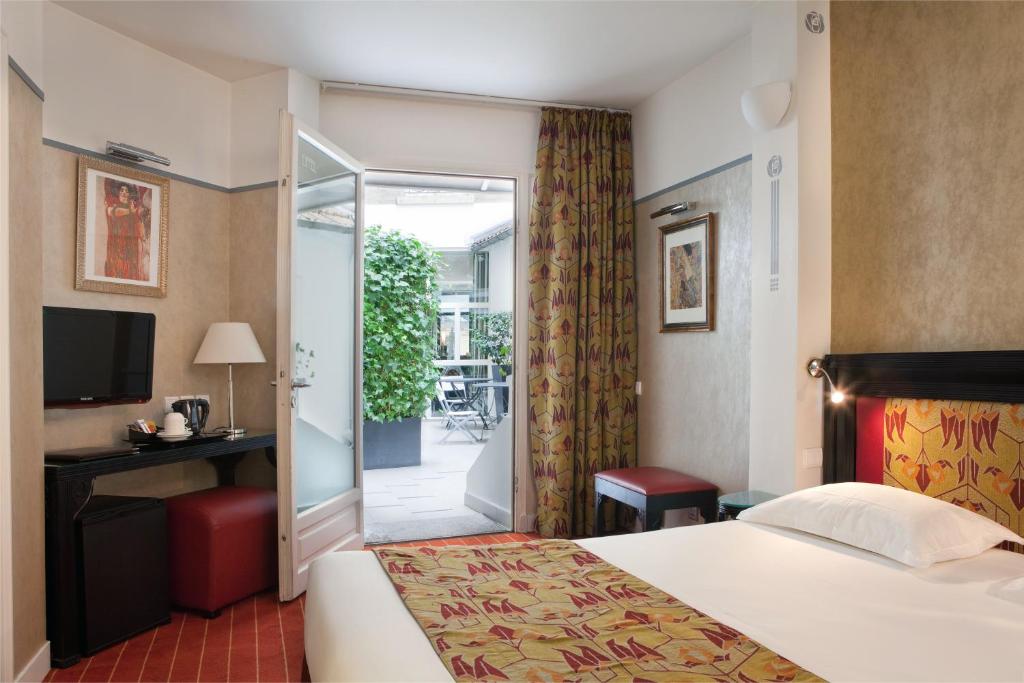 Room interior in Hotel Eiffel Seine