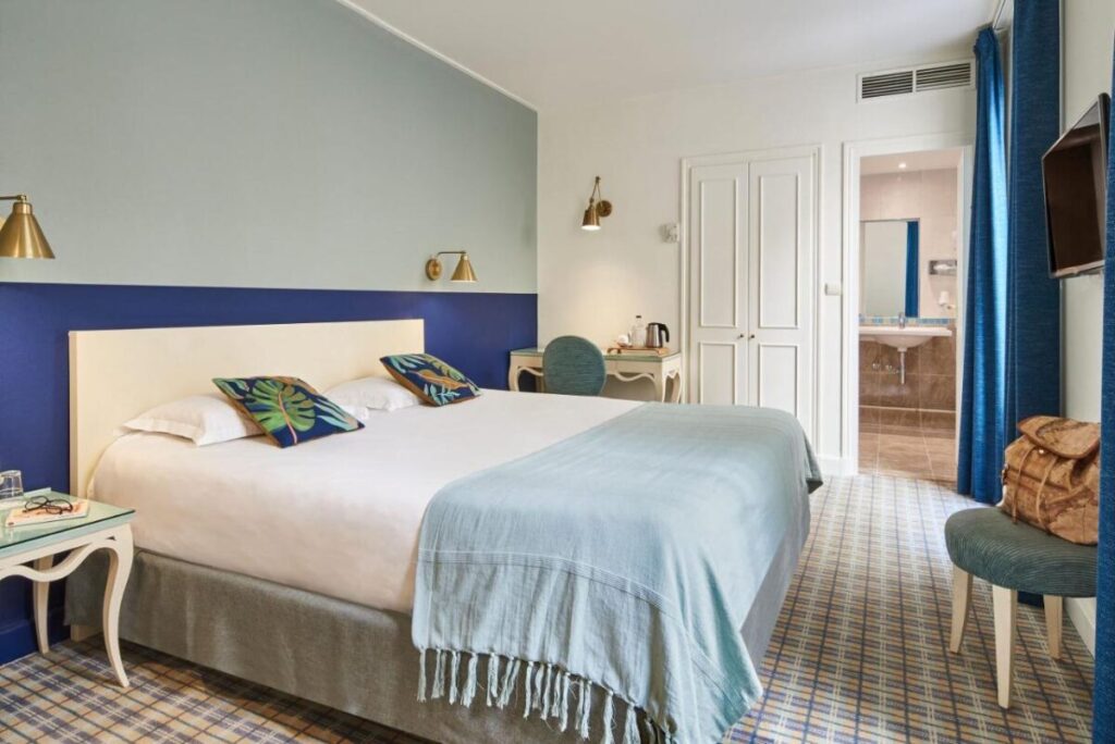 Bedroom interior in Hôtel Etoile Saint-Ferdinand by HappyCulture