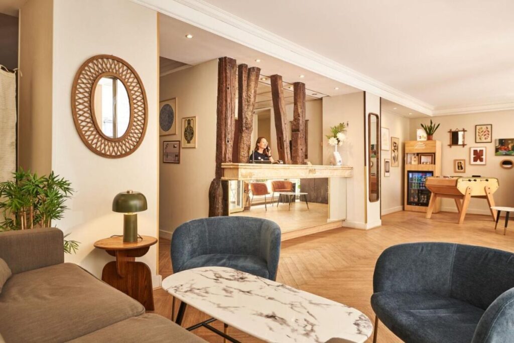 Lobby in Hôtel Etoile Saint-Ferdinand by HappyCulture