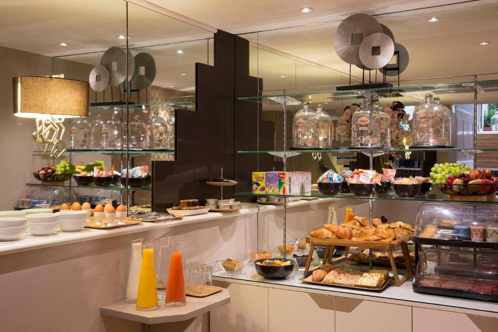 The sophisticated dining area at Hôtel Galileo Champs Elysées, adorned with upscale décor, ambient lighting, and tables set for a gourmet meal.