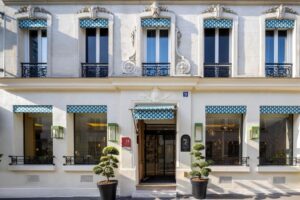 With its enchanting entrance decorated with an abundance of flora, the Hôtel Jardin de Cluny greets visitors and creates a peaceful haven in the middle of Paris.