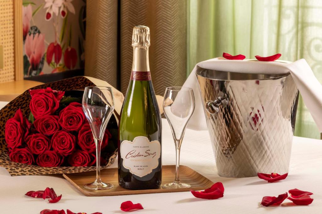 When compared to other hotels, Hôtel Jardin de Cluny is a great deal because of its central location, historic charm, and attentive service.