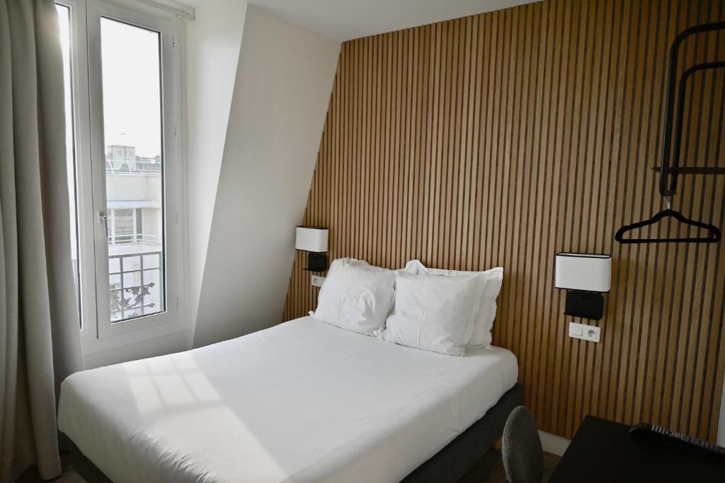 Bed and room interior in Hotel Korner Eiffel