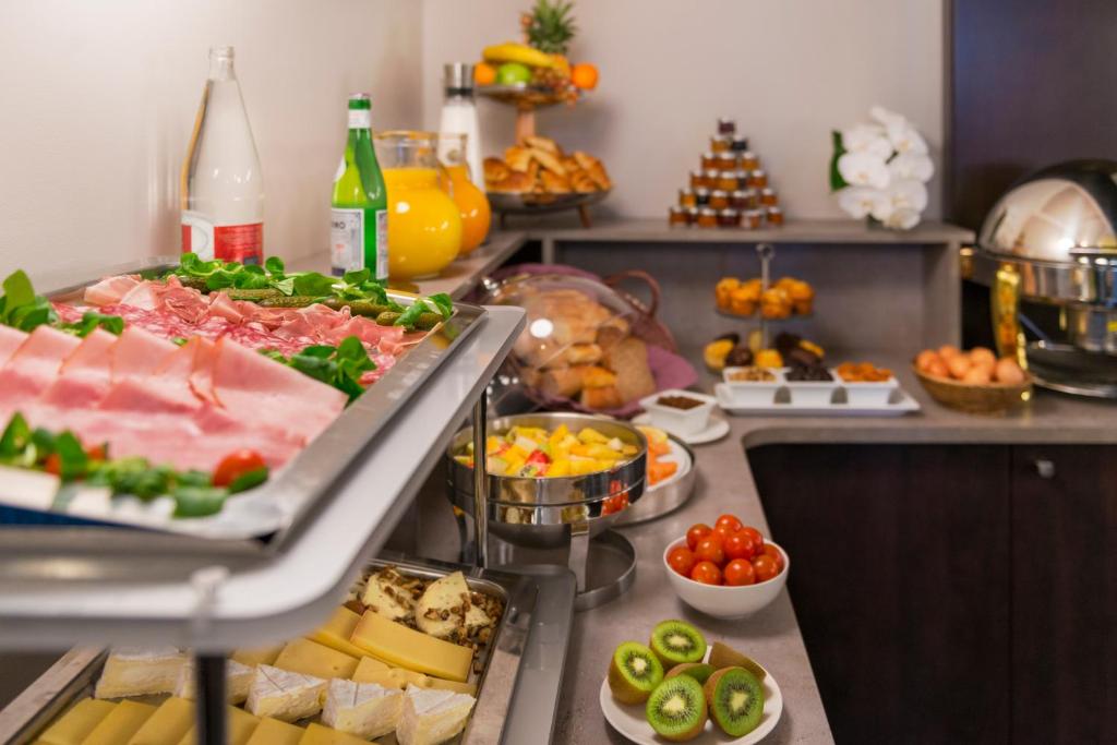Savor local delights at Hôtel Le Marquis by Inwood Hotels, surrounded by a diverse culinary scene.