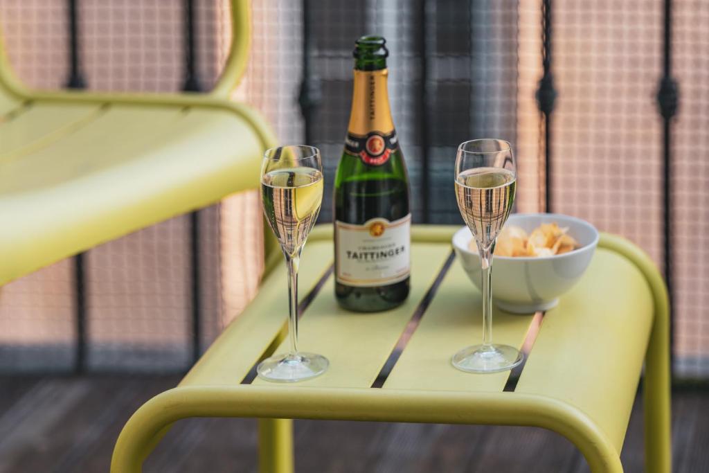 Hotel Le Petit Paris offers special features such as a rooftop terrace with panoramic views of the city skyline and iconic landmarks.