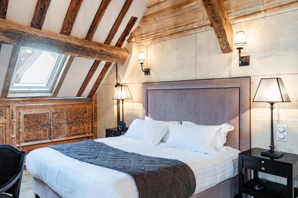 Hôtel Le Presbytère offers elegantly appointed rooms featuring a blend of modern amenities and traditional charm