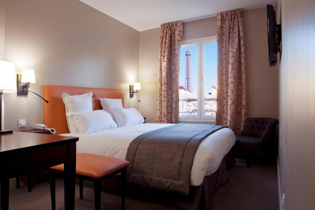 Discover the luxurious room features at Hôtel Le Relais Saint Charles, where modern comfort meets classic elegance.