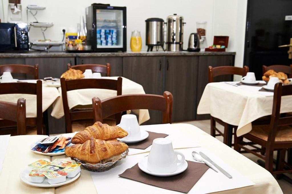 Hotel Luxor Paris Amenities: Indulge in a world of luxury with our array of premium offerings, including a state-of-the-art fitness center, rejuvenating spa services, and exquisite dining options.