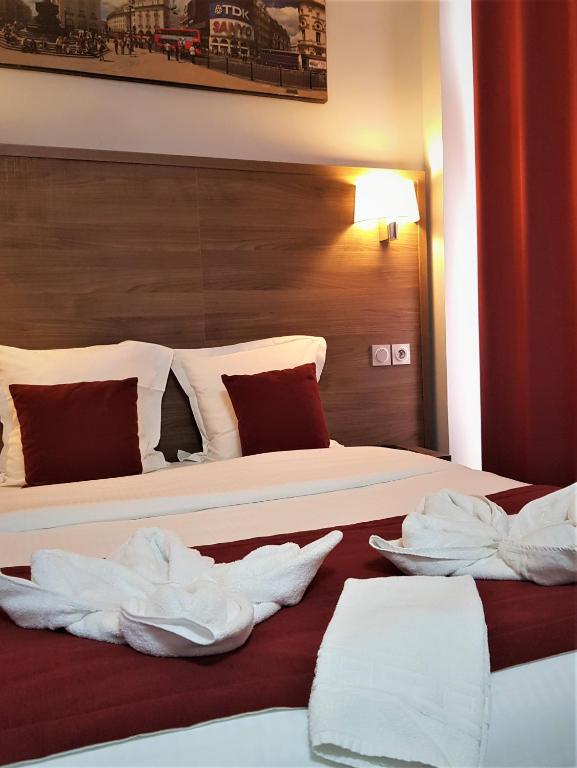 Hotel Luxor Paris: Immerse yourself in a lavish retreat adorned with rich red hues, evoking passion and sophistication.