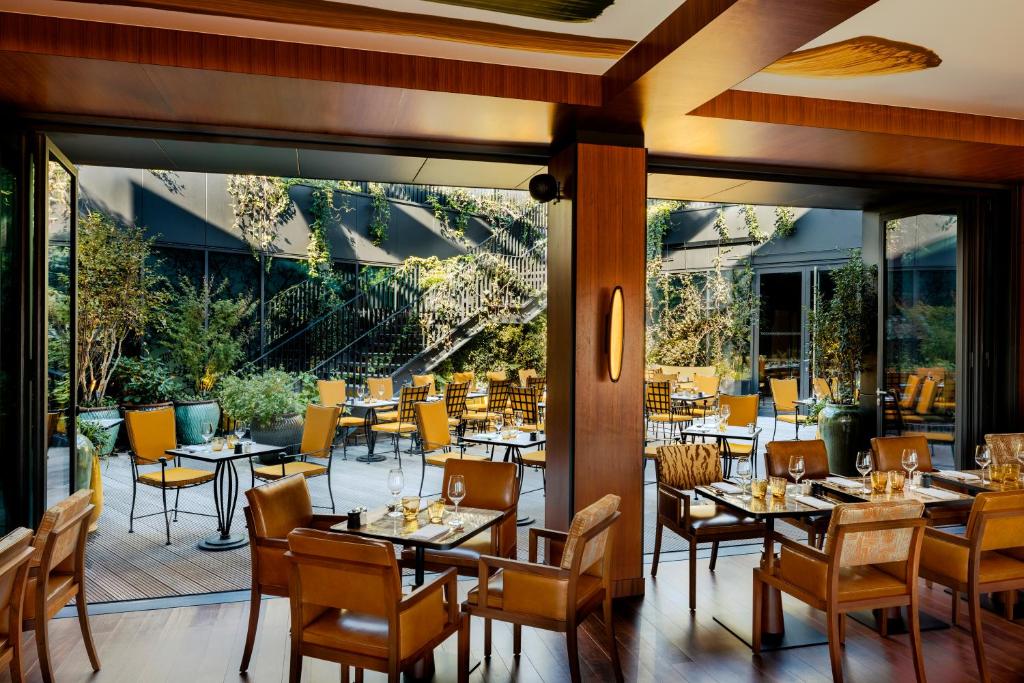 Hôtel Madame Rêve offers a range of amenities to enhance the guest experience, including complimentary Wi-Fi, an artsy lounge area, and a charming on-site cafe.