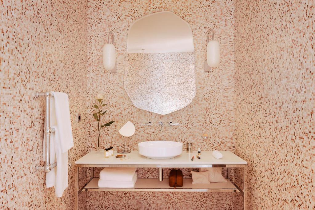 Enthusiastic guest reviews for Hôtel Madame Rêve applaud its artistic charm, attentive service, and unique ambiance.