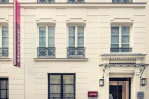 Building exterior in Hôtel Mercure Paris Arc de Triomphe Wagram
