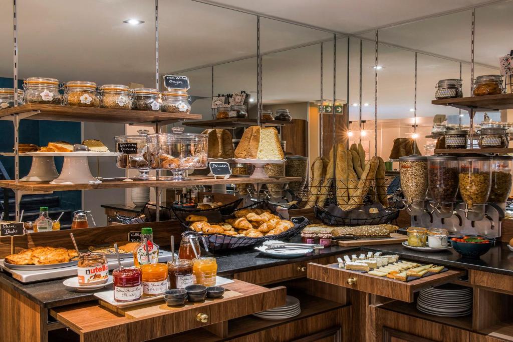 Hôtel Mercure Paris Suresnes Longchamp provides a range of amenities, including complimentary Wi-Fi, a fitness center, and a stylish on-site restaurant.
