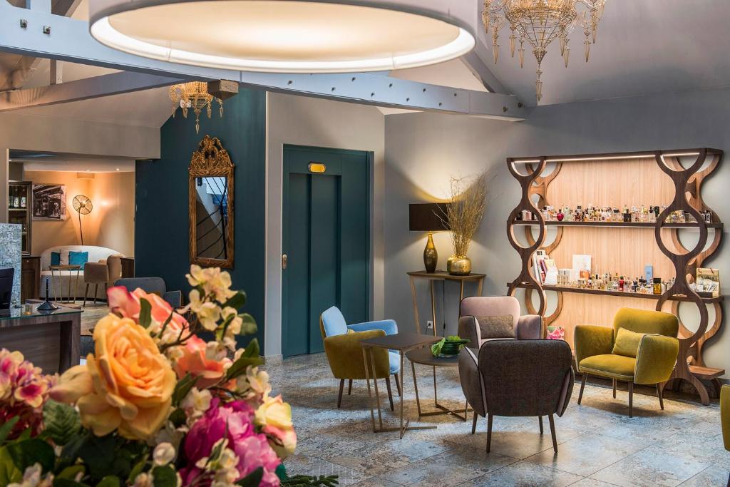 Guest reviews highlight the positive experience at Hôtel Mercure Paris Suresnes Longchamp, praising its modern ambiance, attentive staff, and convenient amenities.