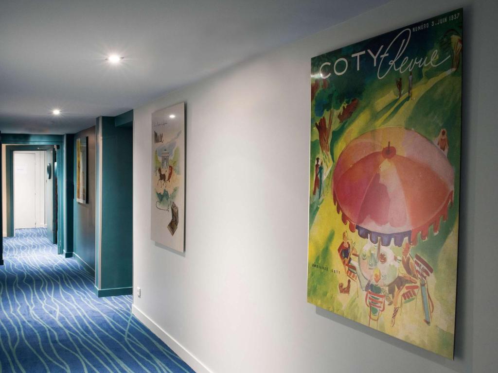 Hôtel Mercure Paris Suresnes Longchamp's lobby offers a contemporary and inviting experience.