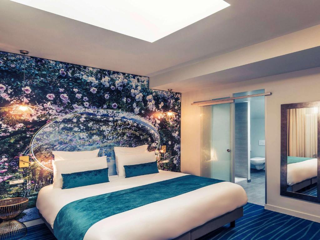 Hôtel Mercure Paris Suresnes Longchamp rooms feature a harmonious blend of modern comfort and functional design.