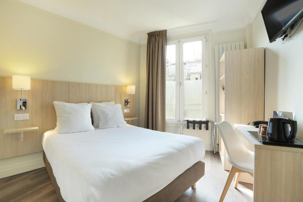 Hotel Murat Paris Bedroom: Experience refined comfort and tranquility in our elegantly appointed guest rooms, where modern amenities blend seamlessly with classic Parisian style.