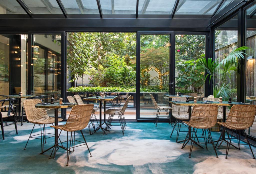 The sophisticated dining area at Hotel Parister & Spa, adorned with modern decor and ambient lighting, offering a refined setting for enjoying gourmet cuisine.