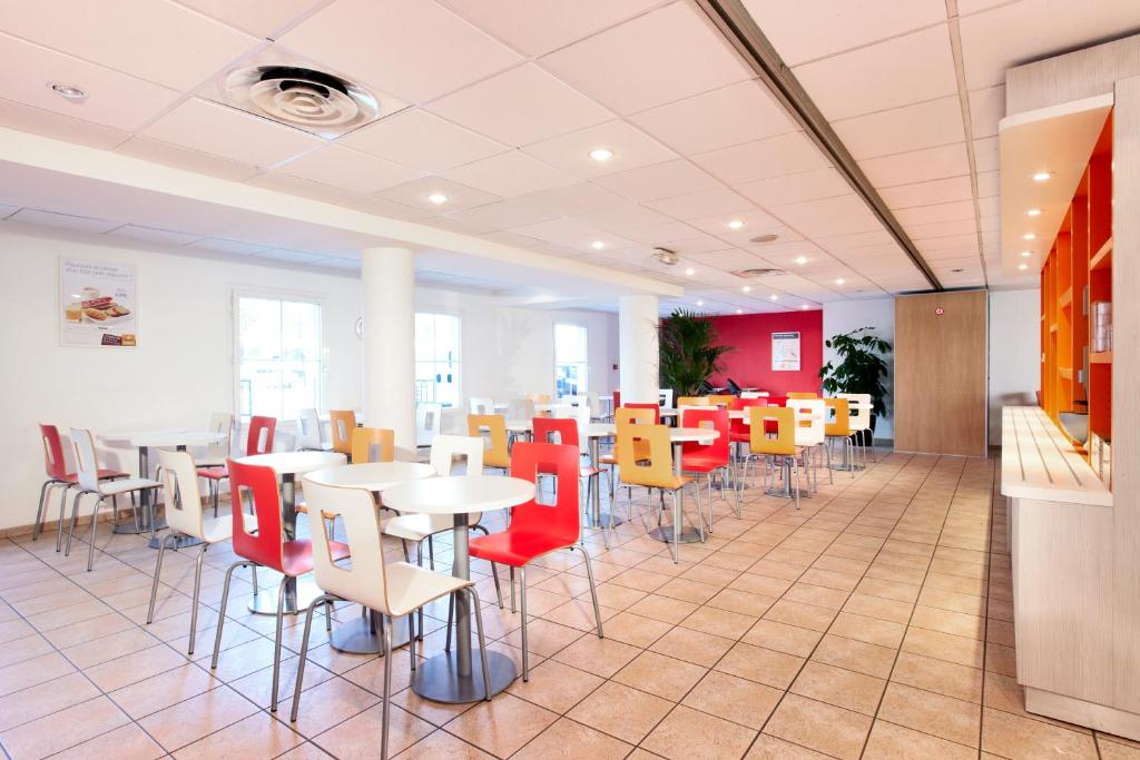 Hôtel Première Classe Pont De Suresnes provides a range of amenities to enhance guests' experiences, including complimentary Wi-Fi, a fitness center for wellness enthusiasts, and a well-appointed breakfast area.