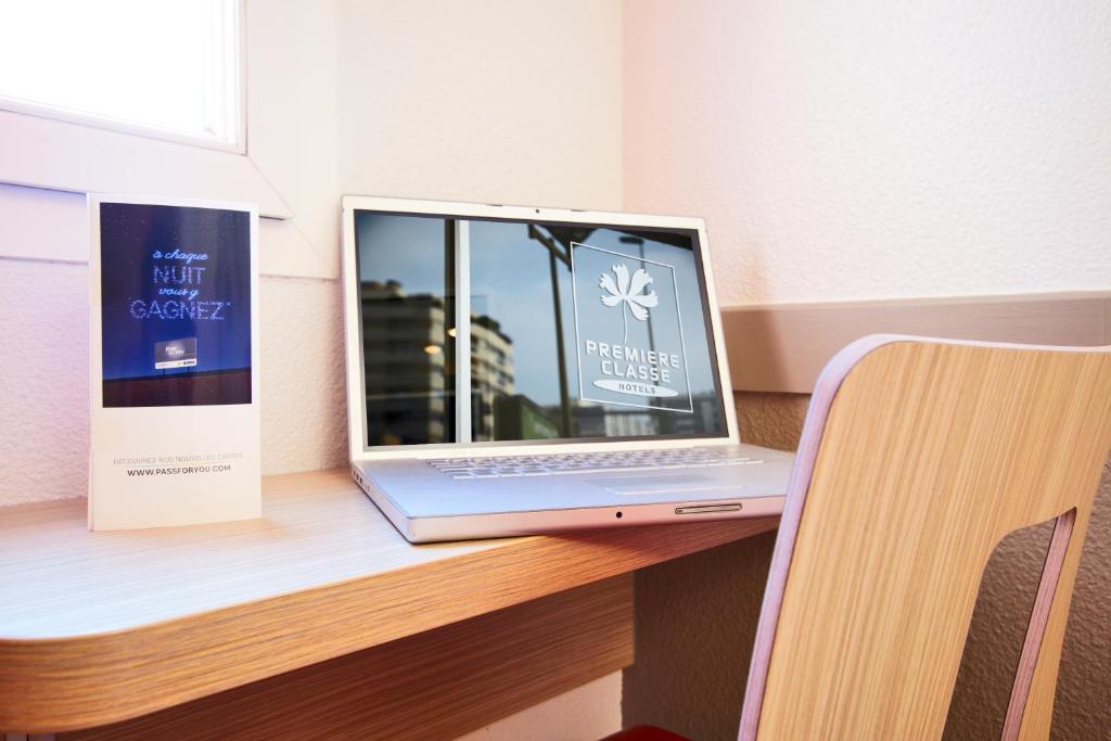 Guest reviews and insights about Hôtel Première Classe Pont De Suresnes, reflecting positive comments on the attentive staff, modern amenities, and comfortable accommodations.