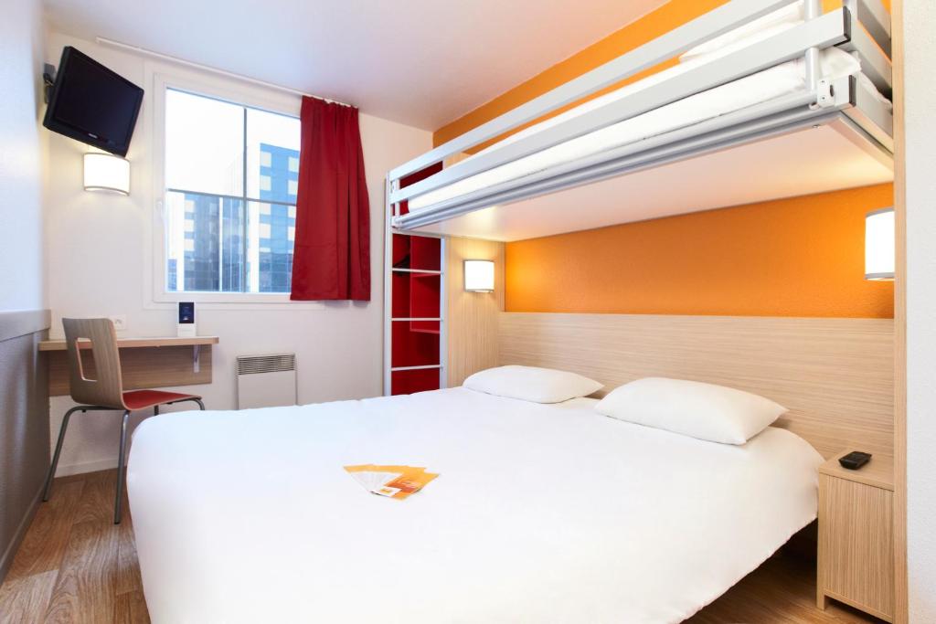Hôtel Première Classe Pont De Suresnes rooms are thoughtfully designed, featuring contemporary decor, comfortable furnishings, and ample natural light.