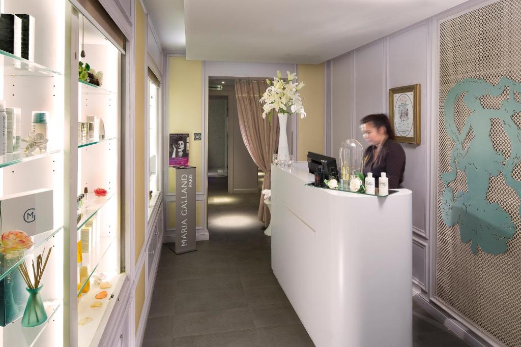 The lobby of Hotel & Spa La Belle Juliette exudes sophistication and warmth, adorned with plush furnishings, ambient lighting, and tasteful art pieces.
