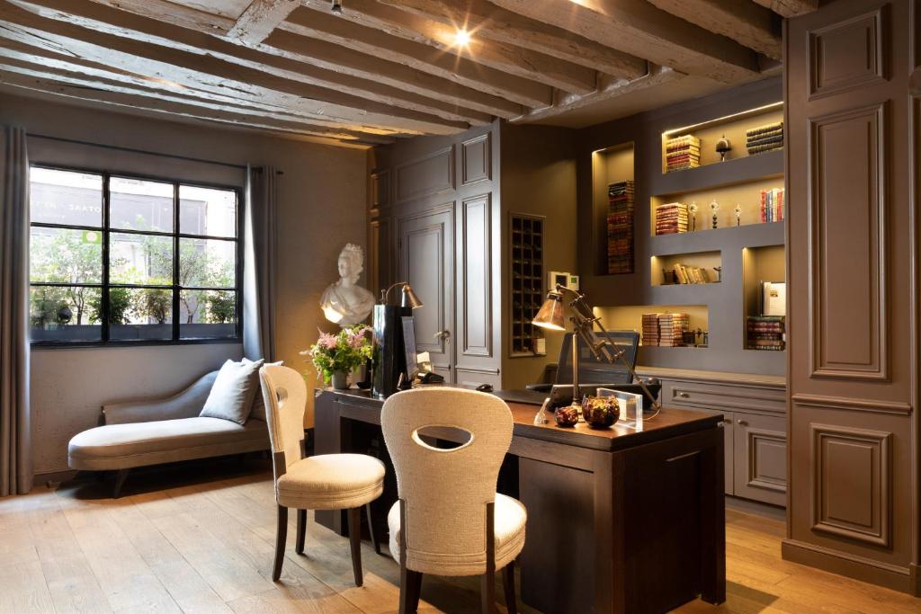 Hotel Verneuil Saint Germain features special amenities including a serene courtyard garden, ideal for relaxation and enjoying moments of tranquility.