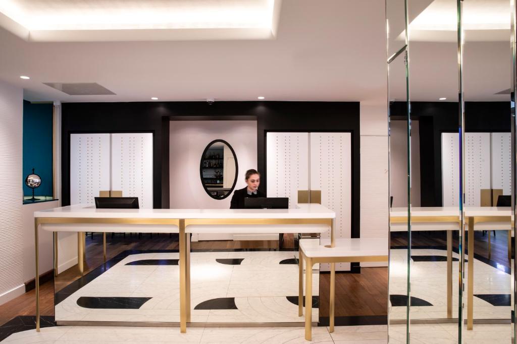 Hôtel Victor Hugo's lobby offers a grandeur welcome, featuring opulent decor, ambient lighting, and attentive staff.