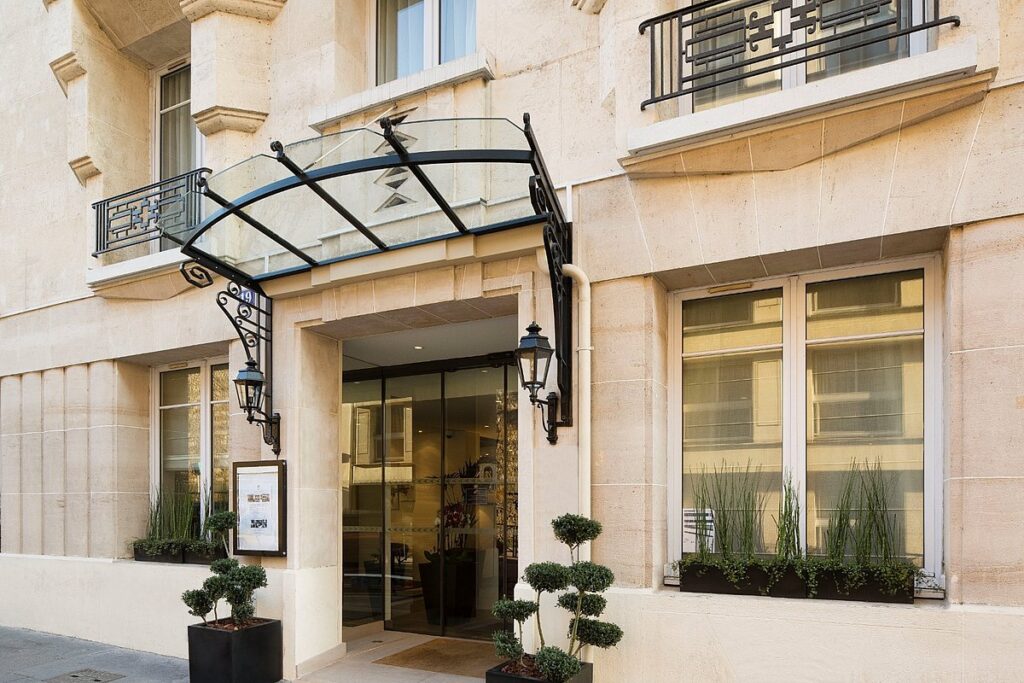 Front and entrance of the Hotel Victor Hugo Paris Kleber