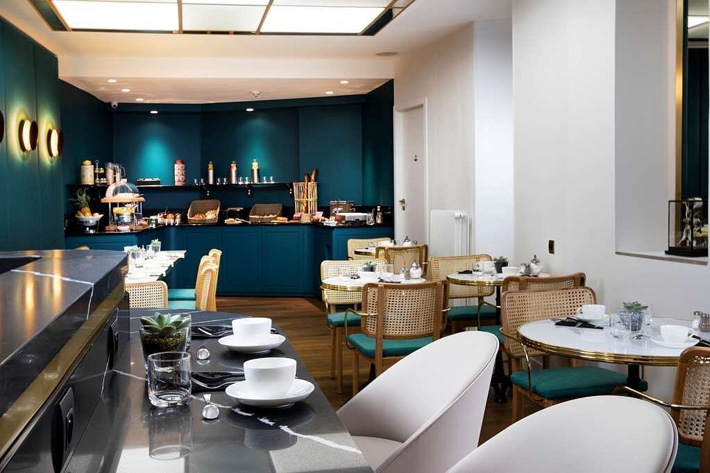 Breakfast Room in Hotel Victor Hugo Paris Kleber