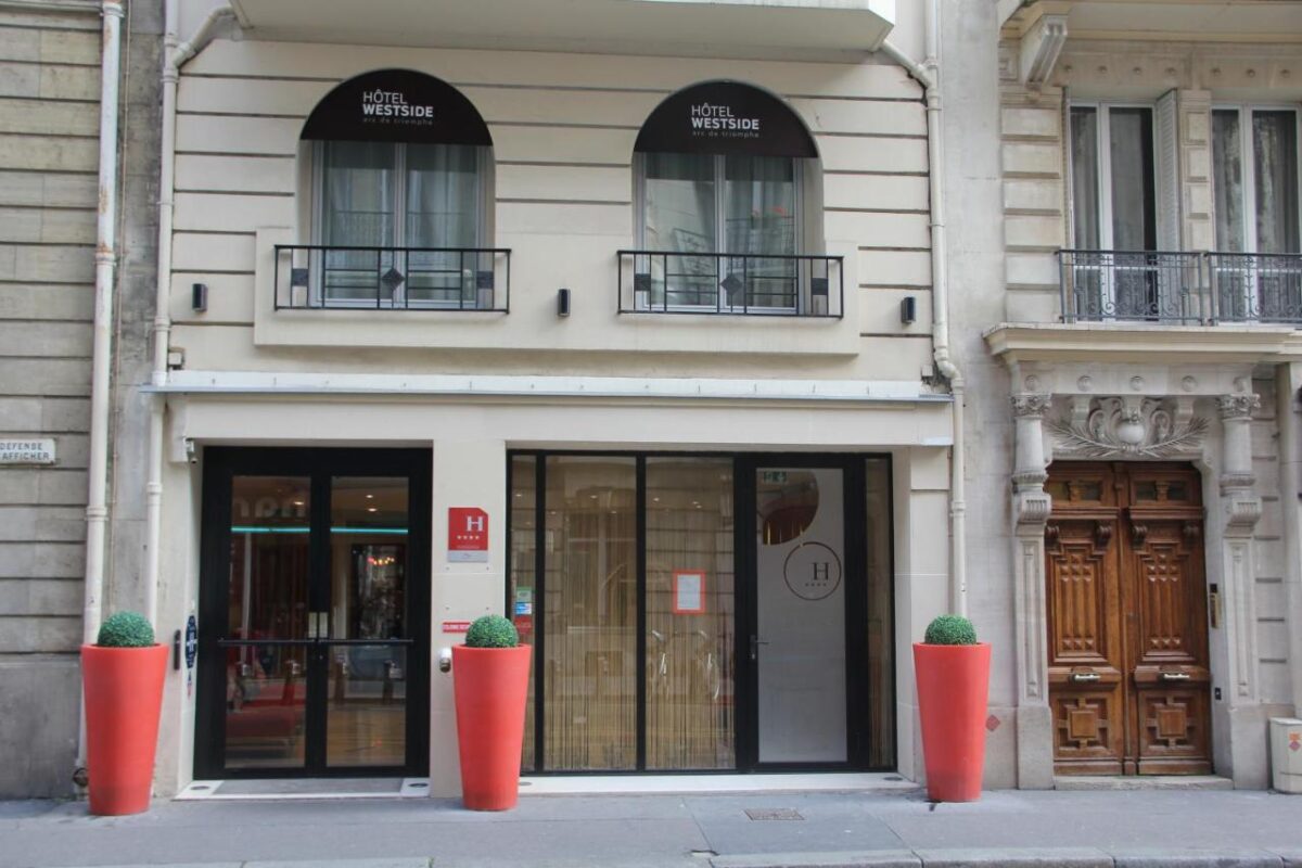 Front and entrance of Hôtel Westside Arc de Triomphe