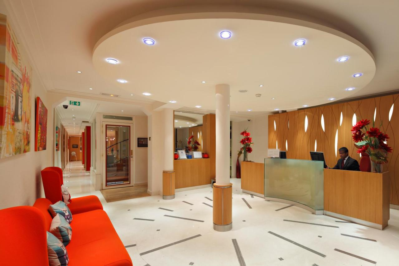 Receptionist and interior of Hôtel Westside Arc de Triomphe lobby