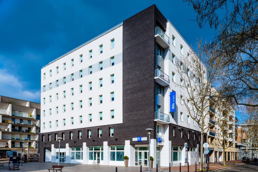 Facade of ibis budget Issy Les Moulineaux Paris Ouest: Exterior view of the hotel building with signage.