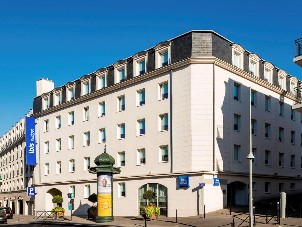 The exterior of ibis budget Meudon Paris Ouest exudes contemporary simplicity with a welcoming entrance and prominent signage.