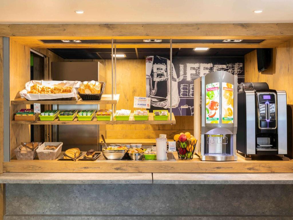 Guest reviews and insights for ibis budget Meudon Paris Ouest highlight positive experiences with attentive staff, clean and cozy rooms, and overall satisfaction with the value for money.