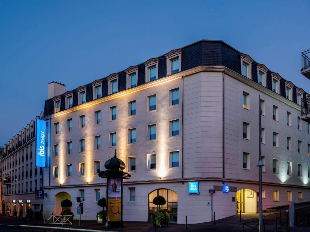 Ibis budget Meudon Paris Ouest stands out for its excellent value, with competitive rates for well-appointed rooms and amenities.