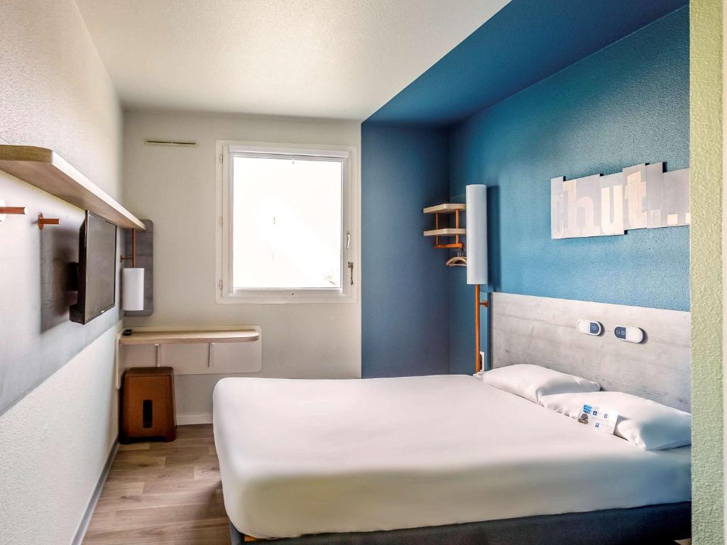 Ibis budget Meudon Paris Ouest rooms boast a minimalist yet functional design, featuring comfortable bedding, practical furnishings, and well-lit spaces