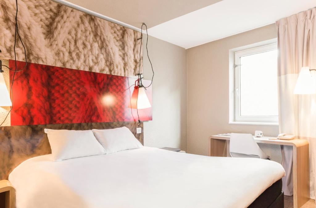 ibis Issy les Moulineaux "Val de Seine" Bedroom: Retreat into comfort and tranquility within our thoughtfully designed guest rooms, boasting modern amenities and cozy furnishings.