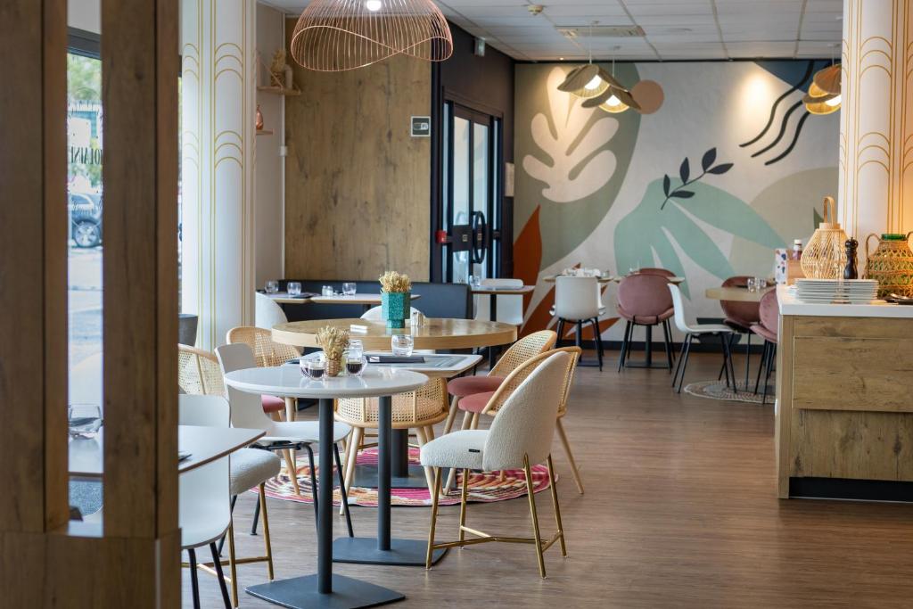ibis Issy les Moulineaux "Val de Seine" Dining: Delight your palate with an array of culinary delights at our inviting dining venue, offering a diverse selection of fresh and flavorful dishes.