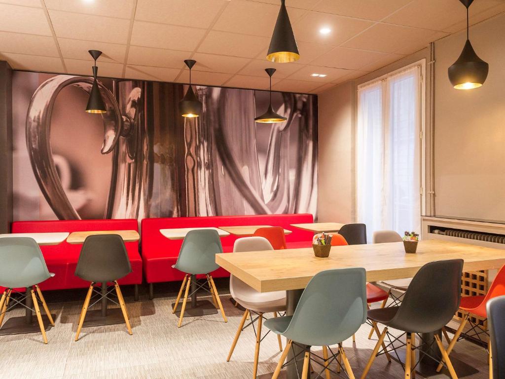 Ibis Paris Vaugirard Porte de Versailles provides a range of amenities for guests, including free Wi-Fi, a fitness center, and a stylish on-site restaurant.