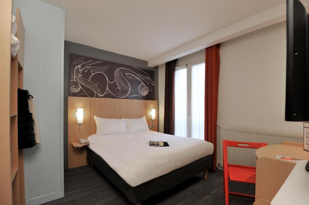 The rooms at Ibis Paris Vaugirard Porte de Versailles offer a blend of comfort and functionality.