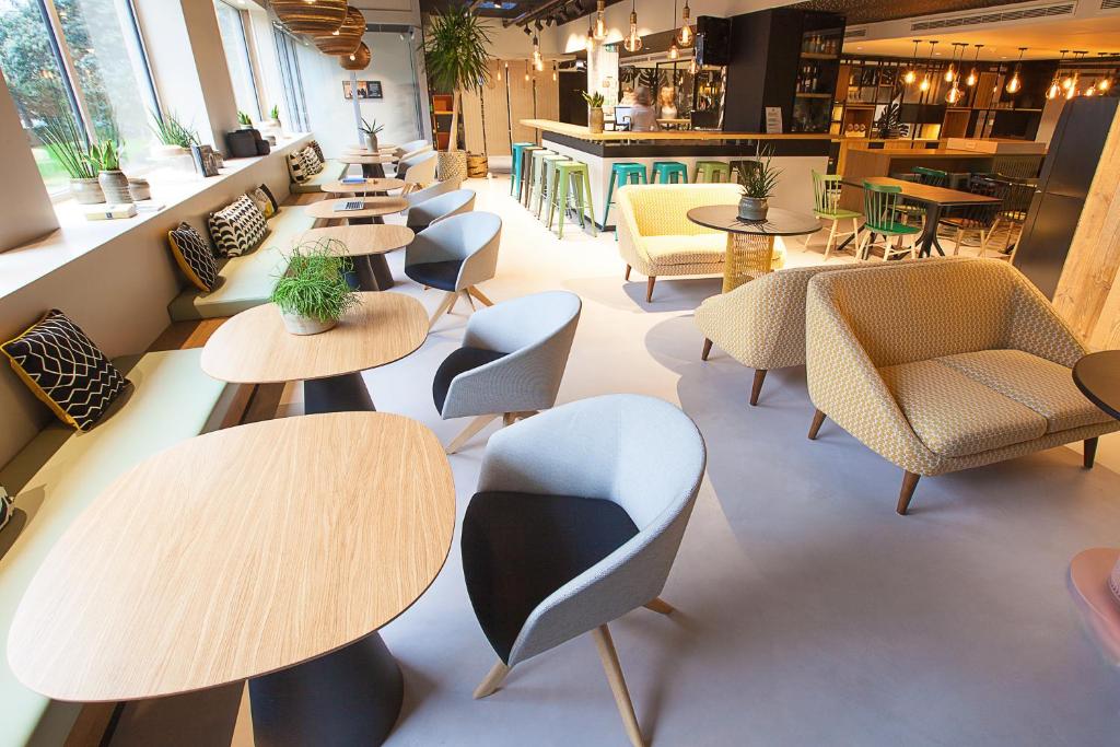 At ibis Styles Paris 16 Boulogne, guests can enjoy a delightful dining experience at our on-site restaurant, serving a variety of delicious dishes in a casual and welcoming atmosphere.