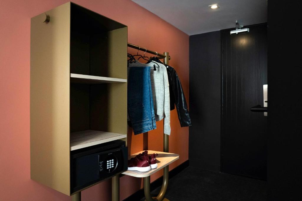Guest reviews highlight the exceptional experience at Ibis Styles Paris Porte de Versailles - Mairie d'Issy, praising the hotel's modern ambiance, attentive staff, and convenient amenities.