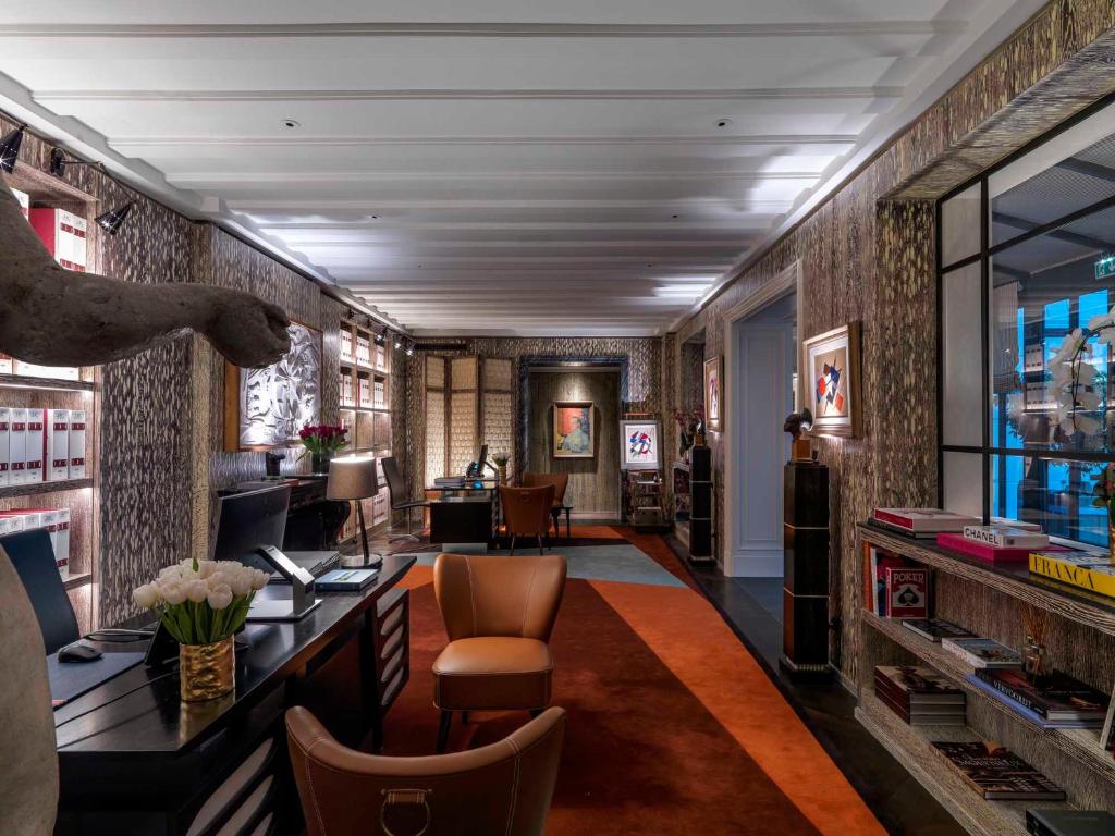 J.K. Place Paris offers a lobby experience that epitomizes discreet luxury and timeless sophistication.
