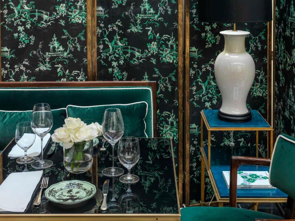 J.K. Place Paris, representing the pinnacle of luxury, often justifies its premium pricing through unparalleled exclusivity, top-notch service, and opulent accommodations.